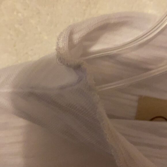 White crop shirt    - Picture 3 of 4